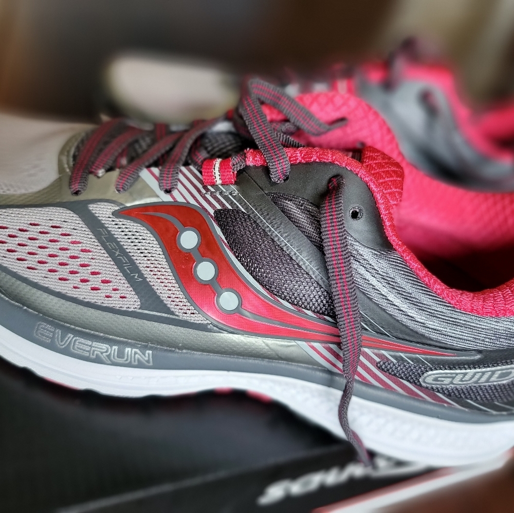 Saucony Guide 10 running shoes size 8.5